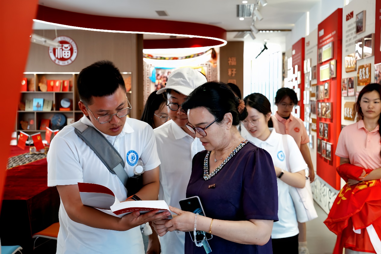 图片包含 人, 男人, 站, 女人描述已自动生成