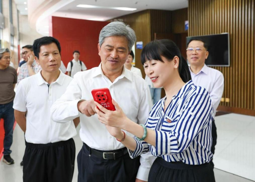 林林馆长在给省政协副主席、民盟福建省委会主委阮诗玮介绍陈吉书法展的建设思路和意义 林林馆长在给省政协副主席、民盟福建省委会主委阮诗玮介绍陈吉书法展的建设思路和意义